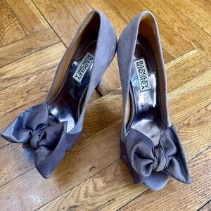 BADGLEY MISCHKA Sydney Women's Taupe Heels with Bow, Size 6 Wedding, Holidays